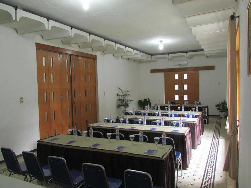 Riche Heritage Hotel Malang Buitenkant foto